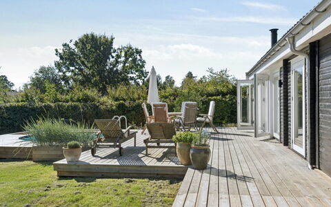 Henryka - 750M from the Sea: Domicile, Arbuste, Maison, Toit, Lot Terre, Porte, Jardin, Chalet, Couverture De Sol