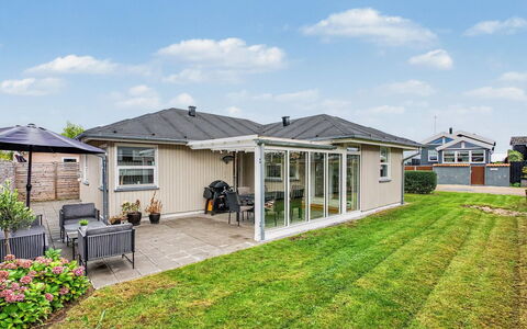 Swening - 50M from the Sea: Toit, Maison, Zone Résidentielle, Domicile, Lot Terre, Chalet, Biens, Couverture De Sol, Pelouse, Jardin
