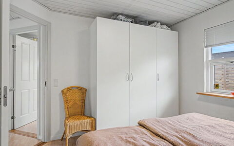 Swening - 50M from the Sea: Mur, Sol, Sol, Bois, Design Intérieur, Meubles, Plafond, Chambre, Lit, Pièce
