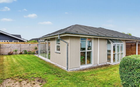 Swening - 50M from the Sea: Toit, Domicile, Maison, Zone Résidentielle, Lot Terre, Chalet, Siding, Jardin, Pelouse, Biens