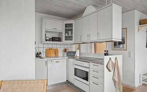 Swening - 50M from the Sea: Cuisine, Appareil De Cuisine, Principaux Appliance, Comptoir, Bois, Sol, Sol, Cabinetry, Design Intérieur, Plafond