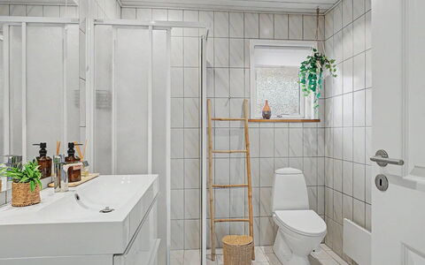 Swening - 50M from the Sea: Sol, Sol, Design Intérieur, Tuile, Luminaire Plomberie, Plafond, Pièce, Plomberie, Toilette, Salle De Bains