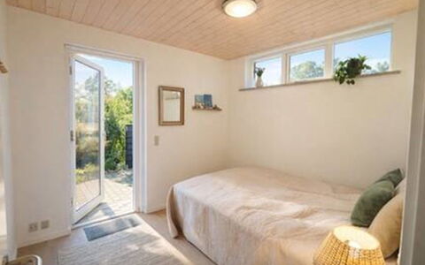 Herdina - 300M from the Sea: Mur, Bois, Sol, Sol, Design Intérieur, Plafond, Chambre, Éclairage, Pièce, Lit