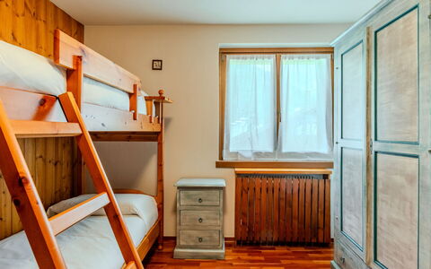 Calvet: Design Intérieur, Meubles, Bois, Sol, Sol, Pièce, Plafond, Chambre, Lit, Tache De Bois