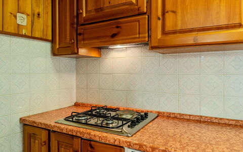 Calvet: Cuisine, Bois, Principaux Appliance, Sol, Comptoir, Appareil De Cuisine, Cabinetry, Le Fourneau, Evier, Cuisinière