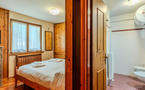 Calvet: Bois, Chambre, Lit, Design Intérieur, Plafond, Drap De Lit, Sol, Pièce, Meubles, Cadre De Lit