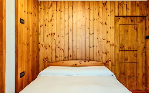Calvet: Bois, Chambre, Lit, Design Intérieur, Sol, Sol, Drap De Lit, Literie, Pièce, Dur