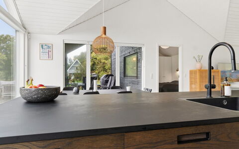 Felicita - 800M from the Sea: Comptoir, Cuisine, Design Intérieur, Sol, Meubles, Bois, Cabinetry, Sol, Plafond, Luminaire