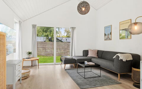 Felicita - 800M from the Sea: Sol, Bois, Parquet, Sol, Meubles, Design Intérieur, Salon, Revêtement De Sol Stratifié, Canapé, Domicile