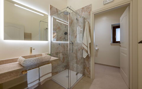 Poggio Ambrato 18, Emma Villas: Design Intérieur, Sol, Mur, Sol, Luminaire Plomberie, Plafond, Salle De Bains, Éclairage, Pièce, Plomberie