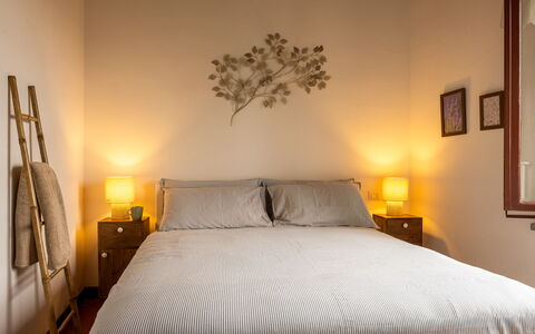 La Veduta - la Finestra su Castelfalfi: Lit, Literie, Meubles, Chambre, Drap De Lit, Design Intérieur, Mur, Linge, Bois, Sol