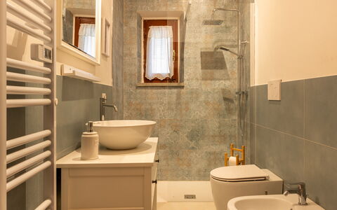 La Veduta - la Finestra su Castelfalfi: Salle De Bains, Sol, Lavabo, Luminaire Plomberie, Design Intérieur, Évier, Siège De Toilette, Mur, Sol, Toilette