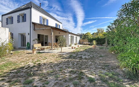 Maison de Saint-Pierre: Architecture, Pente, Chalet, Chaîne De Montagnes, Cabane En Rondins, Siding, Lumber, Alpes, Eco Hôtel, Village De Montagne