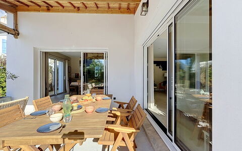 Maison de Saint-Pierre: Architecture, Pente, Chalet, Chaîne De Montagnes, Cabane En Rondins, Siding, Lumber, Alpes, Eco Hôtel, Village De Montagne