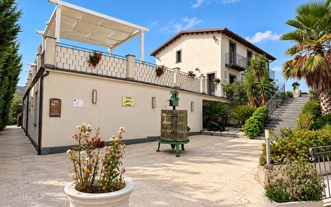 Casa Scirocco: Zone Résidentielle, Design Urbain, Pot De Fleur, Biens, Balcon, Ombre, Hacienda, Cour, Plante D'Appartement, Cour