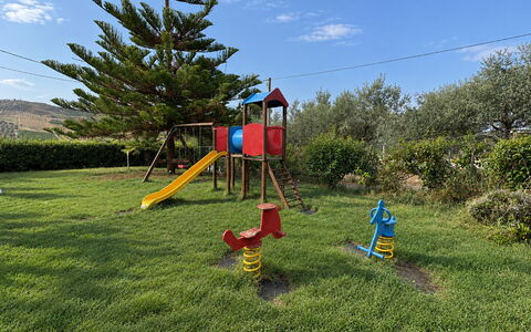 Casa Boungalow: Toboggan, Équipement Extérieur Play, Loisir, Pelouse, Chute, Jardin, Parc, Terrain De Jeux, Aménagement Paysager, Ombre