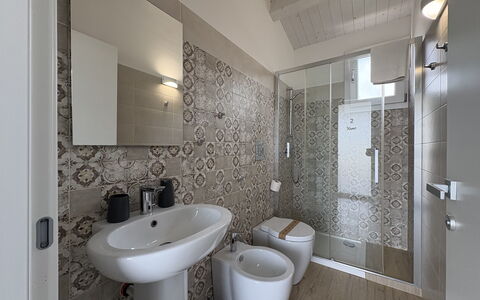 Casa Boungalow: Lavabo, Salle De Bains, Sol, Luminaire Plomberie, Sol, Design Intérieur, Évier, Robinet, Plomberie, Toilette