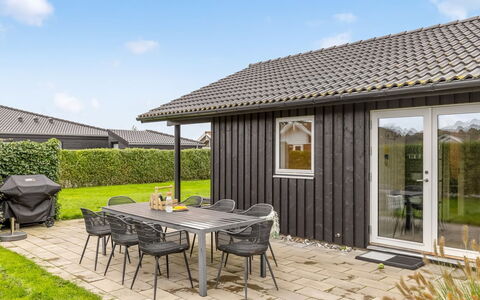 Ellanor - 100M from the Sea: Meubles, Design Intérieur, Sol, Sol, Mur, Canapé, Bois, Salon, Pièce, Domicile