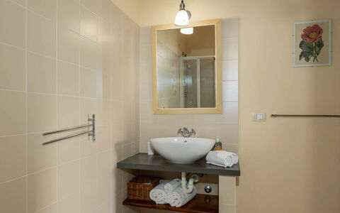 La Certaldina Luna Apartment: Lavabo, Design Intérieur, Sol, Luminaire Plomberie, Mur, Évier, Sol, Salle De Bains, Miroir, Meubles
