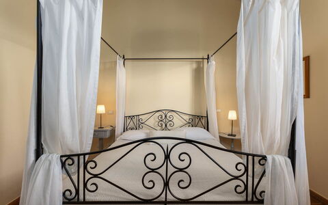 La Certaldina Luna Apartment: Meubles, Lit, Design Intérieur, Chambre, Linge, Lit À Baldaquin, Literie, Textile, Sol, Cadre De Lit