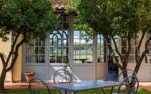 La Certaldina Luna Apartment: Porte, Pot De Fleur, Domicile, Jardin, Ombre, Le Fer, Structure En Plein Air, Biens, Mobilier De Jardin