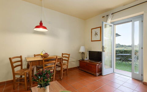 La Certaldina Stella Apartment: Meubles, Sol, Design Intérieur, Sol, Table Cuisine Et Salle A Manger, Plafond, Pièce, Chaise, Porte, Salle À Manger