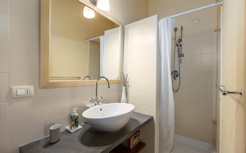 La Certaldina Stella Apartment: Salle De Bains, Luminaire Plomberie, Lavabo, Design Intérieur, Sol, Mur, Évier, Sol, Robinet, Miroir
