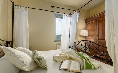 La Certaldina Sole Apartment: Meubles, Design Intérieur, Lit, Chambre, Linge, Literie, Plafond, Sol, Sol, Pièce