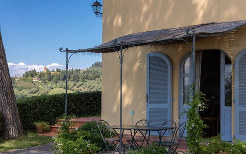 La Certaldina Sole Apartment: Ombre, Balcon, Structure En Plein Air, Mobilier De Jardin, Store, Chaise, Porche, Plante D'Appartement, Tableau De Plein Air, Villa