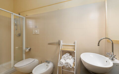 La Certaldina Sole Apartment: Sol, Sol, Design Intérieur, Luminaire Plomberie, Salle De Bains, Pièce, Plomberie, Toilette, Plafond, Lavabo