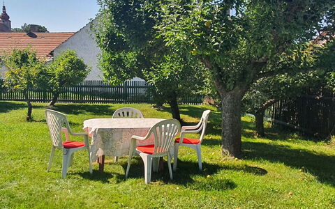 Praskolesy Retreat: Meubles, Jardin, Pelouse, Printemps, Ombre, Chaise, Mobilier De Jardin, Arrière-Cour, Cour, Tableau De Plein Air