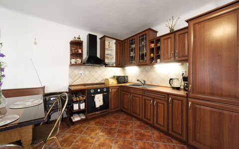 Praskolesy Retreat: Cuisine, Bois, Comptoir, Cabinetry, Sol, Design Intérieur, Appareil De Cuisine, Meubles, Principaux Appliance, Sol