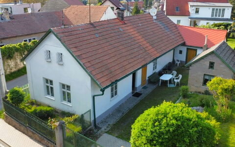 Praskolesy Retreat: Bâtiment, Fenêtre, Maison, Toit, Zone Résidentielle, Domicile, Arbuste, Chalet, Lot Terre