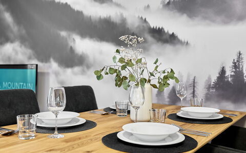 Lagom: Meubles, Table, Design Intérieur, Chaise, Pot De Fleur, Table Basse, Table Cuisine Et Salle A Manger, Plante D'Appartement, Salon, Parquet