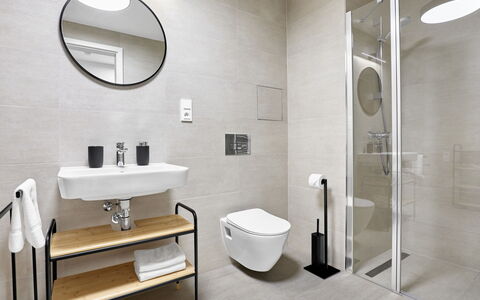 Lagom: Sol, Design Intérieur, Salle De Bains, Luminaire Plomberie, Sol, Toilette, Évier, Plomberie, Robinet, Lavabo