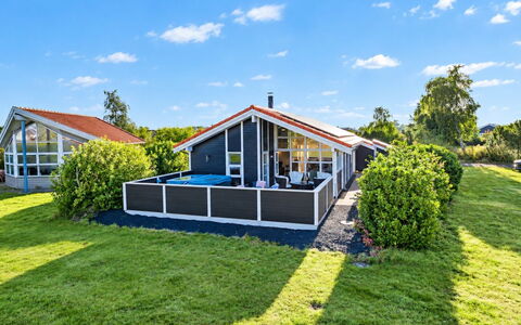 Nelia - 1Km from the Sea: Siding, Domicile, Toit, Maison, Zone Résidentielle, Chalet, Cour, Ombre, Arrière-Cour, Pelouse