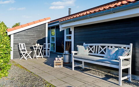 Nelia - 1Km from the Sea: Siding, Domicile, Toit, Maison, Zone Résidentielle, Chalet, Cour, Ombre, Arrière-Cour, Pelouse