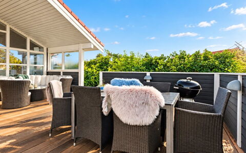 Nelia - 1Km from the Sea: Siding, Domicile, Toit, Maison, Zone Résidentielle, Chalet, Cour, Ombre, Arrière-Cour, Pelouse