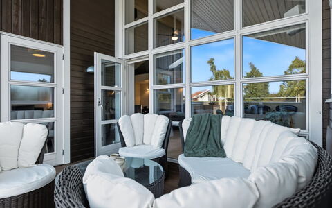 Nelia - 1Km from the Sea: Siding, Domicile, Toit, Maison, Zone Résidentielle, Chalet, Cour, Ombre, Arrière-Cour, Pelouse