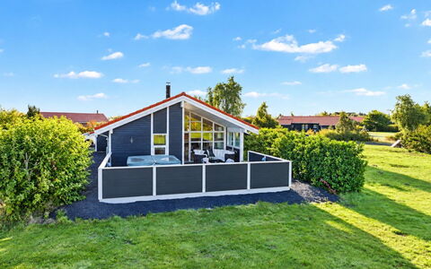 Nelia - 1Km from the Sea: Siding, Domicile, Toit, Maison, Zone Résidentielle, Chalet, Cour, Ombre, Arrière-Cour, Pelouse