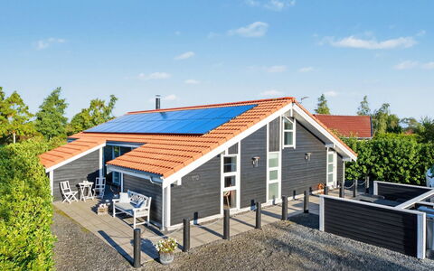 Nelia - 1Km from the Sea: Siding, Domicile, Toit, Maison, Zone Résidentielle, Chalet, Cour, Ombre, Arrière-Cour, Pelouse