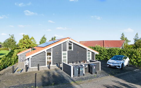 Nelia - 1Km from the Sea: Siding, Domicile, Toit, Maison, Zone Résidentielle, Chalet, Cour, Ombre, Arrière-Cour, Pelouse