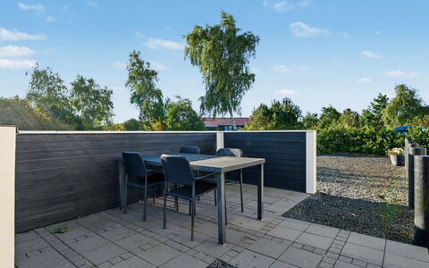 Nelia - 1Km from the Sea: Siding, Domicile, Toit, Maison, Zone Résidentielle, Chalet, Cour, Ombre, Arrière-Cour, Pelouse