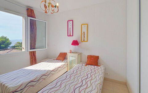 Cap Emeraude: Meubles, Lit, Chambre, Design Intérieur, Mur, Sol, Sol, Bois, Drap De Lit, Literie
