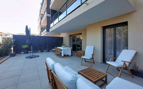Victoria: Appartement, Mobilier De Jardin, Balcon, Condominium, Chaise, Ombre, Hôtel, Villa