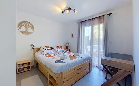 Victoria: Meubles, Lit, Chambre, Design Intérieur, Literie, Drap De Lit, Bois, Pièce, Sol, Sol