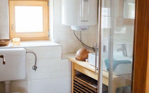 Marijana: Mur, Luminaire Plomberie, Sol, Design Intérieur, Bois, Salle De Bains, Sol, Siège De Toilette, Toilette, Plomberie