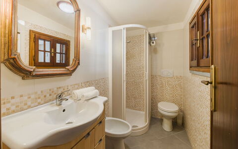 Casa Corallina: Lavabo, Luminaire Plomberie, Salle De Bains, Design Intérieur, Évier, Sol, Sol, Armoire De Toilette, Plomberie, Miroir