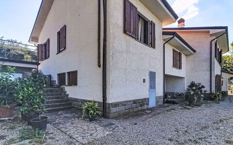 La Villa di Andrea: Bâtiment, Mur, Fenêtre, Maison, Domicile, Zone Résidentielle, Architecture, Façade, Toit, Quartier