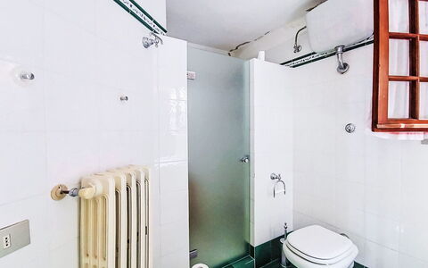 La Villa di Andrea: Luminaire Plomberie, Salle De Bains, Sol, Sol, Design Intérieur, Évier, Plomberie, Robinet, Toilette, Lavabo